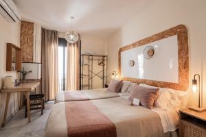 een slaapkamer met een groot bed en een bureau bij Rooms Vita in Granada