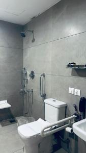 ein Badezimmer mit Toilette und Dusche in der Unterkunft Kaloor Residency in Ernakulam