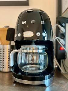 a black blender sitting on top of a counter at Ty Kéréon - Le cocon urbain in Quimper