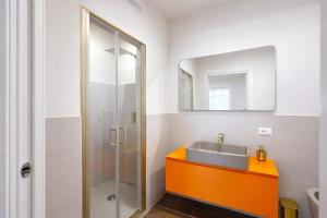 ein Badezimmer mit Waschbecken und Dusche in der Unterkunft Maison Hermes in Mailand + 11 Fotos