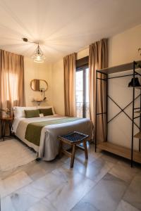 een slaapkamer met een groot bed en een raam bij Rooms Vita in Granada