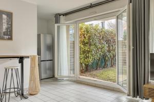 Ảnh trong thư viện ảnh của Studio Moderne avec jardin et garage ở Nanterre