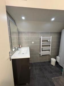 Phòng tắm tại Appartement spacieux et élégant +14 ảnh