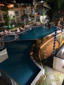 una grande piscina con sedie e un hotel di Beautiful Chalet in Búzios Praia RN a Nísia Floresta