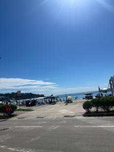 un parcheggio vuoto con una spiaggia e l'oceano di Apartamento compartilhado na quadra do mar a Itapema