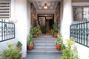 ein Flur eines Hauses mit Topfpflanzen in der Unterkunft VIOLA by Elegant Hospitality - near Waterway Mall in Kairo + 87 Fotos