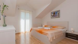 En eller flere senge i et værelse på Villa Stipe - Makarska by Villas Guide + 44 billeder