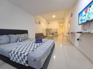 TV/trung tâm giải trí tại KK City Centre Api Api Apartment
