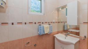een badkamer met een wastafel en een spiegel bij Villa Radic - Makarska by Villas Guide in Baška Voda +24 foto's