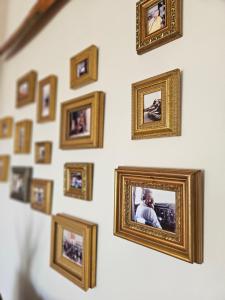 een stel foto's aan een muur bij A Casa do Comandante - Piscina e Jardim in Lagoa