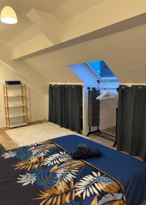 Giường trong phòng chung tại Appartement spacieux et élégant