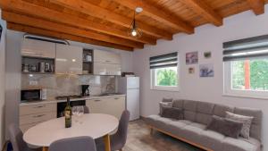een keuken en woonkamer met een bank en een tafel bij Villa Primabella -Makarska by Villas Guide in Poljica