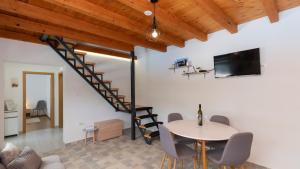 een woonkamer met een tafel en een trap bij Villa Primabella -Makarska by Villas Guide in Poljica