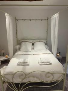 En eller flere senge i et værelse på Gîte romantique dans maison vigneronne