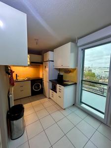 Kuchyň nebo kuchyňský kout v ubytování New and perfectly arranged apartment in Lyon!