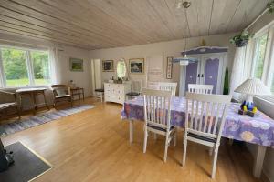 una sala da pranzo con tavolo e sedie di Djupvik - Oland's sunny coast a Borgholm