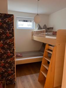 una piccola camera da letto con un letto a castello e una finestra di Ferienwohnung Mauerblümchen a Dornbach