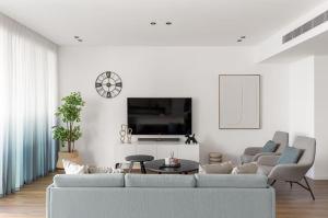 Et tv og/eller underholdning på Apartment overlooks the sea from almost every window !