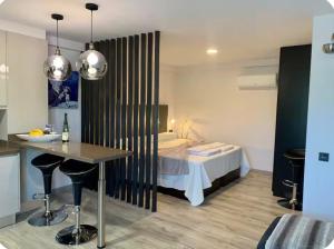 een slaapkamer met een bed en een tafel in een kamer bij Apartamento Tahoro in La Orotava