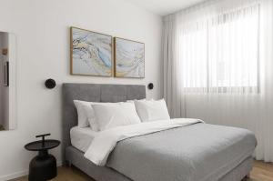 En eller flere senge i et værelse på Apartment overlooks the sea from almost every window !