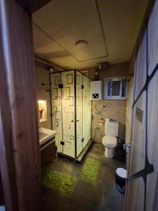 Et badeværelse på Unique apartment close to Cairo Airport with free airport dropoff 毗邻开罗机场的豪华公寓 提供免费机场交通服务