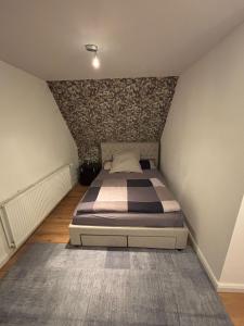 een slaapkamer met een bed in een kamer bij Schäferstr 43 in Peine