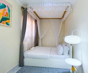 Giường trong phòng chung tại Beautiful Spaces Haven a 3 bedroomed stand alone