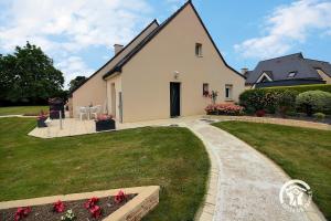 a white house with a pathway leading to a yard at Brin de bonheur in Évran