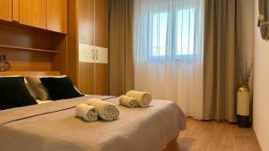 En eller flere senge i et værelse på Beautiful Villa Ika with pool in Makarska