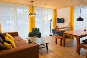 a living room with a couch and a table at Ankerix & Deichfix in Büsum
