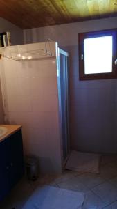 een badkamer met een douche en een raam in een kamer bij Gite Le Croé in La Celle-sous-Gouzon