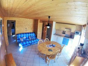 een woonkamer met een tafel en een bank bij Gite Le Croé in La Celle-sous-Gouzon