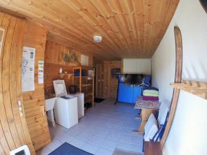 een kamer met een houten plafond en een kamer met een keuken bij Gite Le Croé in La Celle-sous-Gouzon