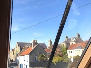 een uitzicht op een stad vanuit een raam bij The Loft in Anstruther