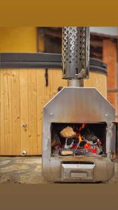 een grill met een hamburger erop die aan het bakken is bij Agriturismo Cebon in Ceva