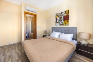 En eller flere senge i et værelse på Aphrodite Premium Apartments II + 87 billeder