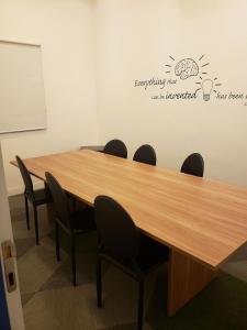 Møde- og/eller konferencelokalet på ArteStudios - Studios decorados Junto ao Projac, Farmasi, Riocentro e praias + 161 billeder