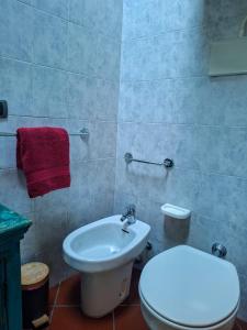 Et badeværelse på Casa in Contrada + 5 billeder