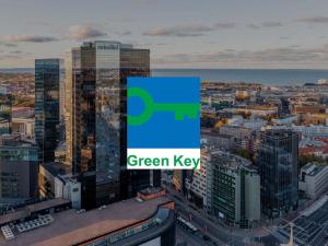 ein Bild einer Stadt mit einem grünen Schlüssel darauf in der Unterkunft Swissotel Tallinn in Tallinn