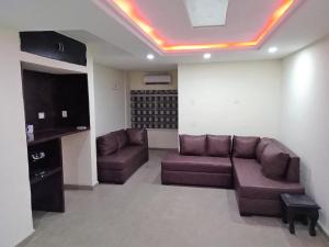 een woonkamer met een bank en een tv bij ULOM CONDOS in Owerri