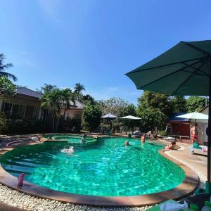 Swimmingpoolen hos eller tæt på Phalarn Inn Resort