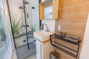 ein Badezimmer mit Waschbecken und Dusche in der Unterkunft Pension Schlossidyll in Wernigerode + 37 Fotos