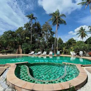 Swimmingpoolen hos eller tæt på Phalarn Inn Resort + 52 billeder