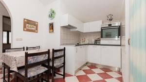 Køkken eller tekøkken på Villa Ivka-Omis by Villas Guide