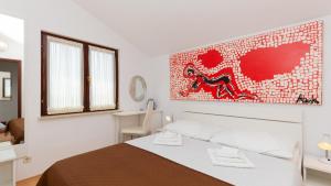 En eller flere senge i et værelse på Villa Ivka-Omis by Villas Guide + 35 billeder