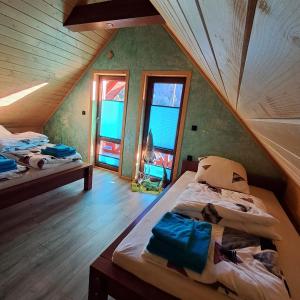 En eller flere senge i et værelse på Osada Złatna domki w beskidach + 112 billeder