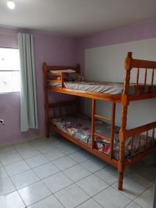 twee stapelbedden in een kamer met een raam bij Otimo Apartamento em Maceió Proximo ao Centro in Maceió