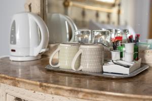 eine Küchentheke mit Kaffeetassen auf einem Tisch in der Unterkunft INNit Blue Sky in Brighton & Hove + 35 Fotos