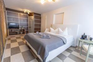 ein Schlafzimmer mit einem Bett mit Handtüchern darauf in der Unterkunft Pension Schlossidyll in Wernigerode