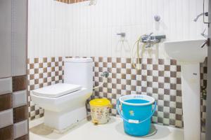 een badkamer met toilet en wastafel bij Lodge Babul in Calcutta +33 foto's